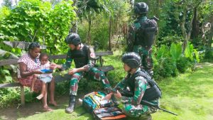 Sehat di Honai To Honai, Tim Medis Yonif R 321 Turun Tangan
