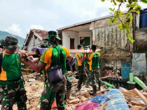 Pasca Terdampak Gempa Cianjur, Kostrad Tanpa Kenal Lelah Bantu Warga