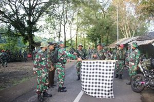 Diguyur Hujan Deras, Yonbekang 2 Kostrad Laksanakan Tradisi Penerimaan Warga Baru