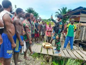 Warga Nduga Datangi Pos Yonif R 514 Membawa Miras, Diserahkan Untuk Dimusnahkan