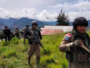 Ciptakan Suasana Kondusif Puncak Papua, Yonif R 303 Kostrad Melaksanakan Patroli Keamanan