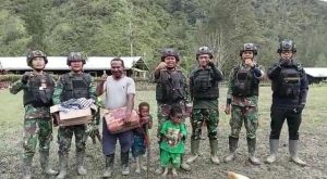 Cornelius Naberi “Terima Kasih TNI “, Warga Mayuberi Terima Sumbangan Pakaian