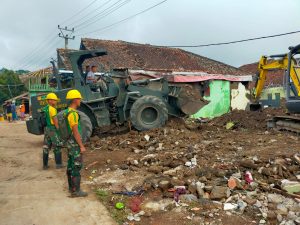 Kostrad Terus Bantu Korban Gempa Cianjur Dalam Merehabilitasi dan Merekonstruksi Rumah