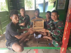 Prajurit Kostrad tularkan Kerajinan Tangan Pemuda Seram Antusias