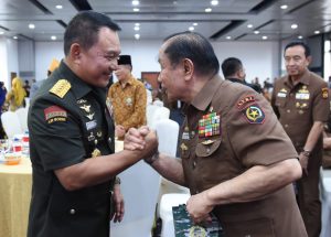 Momen Keakraban Kasad dengan Veteran di Tasyakuran HUT Ke 66 LVRI