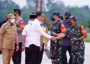 TNI AL, Danlanal Dumai Sambut Kedatangan Presiden RI di Provinsi Riau