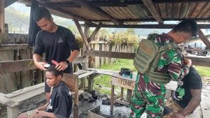 Ajarkan Kebersihan dan Kerapihan Sejak Dini, Prajurit Kostrad Potong Rambut Gratis di Papua Pegunungan