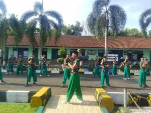 Mampu dan Terampil, Prajurit Kostrad Latih Bela Diri Double Stick