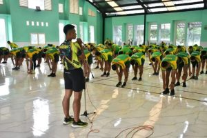 Cuaca Hujan Tidak Menyurutkan Semangat Berolahraga Prajurit Madivif 1 Kostrad