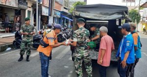 Berkah Jumat, Warga Tidak Mampu Rasakan Kebahagiaan Dari Buaya Putih
