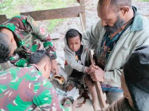 Tanggap Atasi Musibah, Prajurit Kostrad Bantu Obati Luka Warga Papua