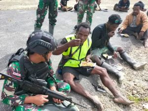 Komsos Sambil Makan Ransum Bersama Bapak TNI