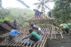 Wujud Sinergitas TNI dengan Masyarakat, Yonif MR 412 Kostrad Bangun Mushola