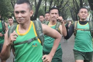 Lintasi Jalanan Kariango, Prajurit Yonif PR 431 Kostrad Lari Beban