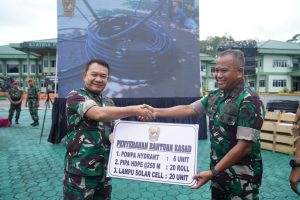Kasad Serahkan Pompa Hydrant, Pipa dan Lampu Solar Cell ke Kodam XVII/Cenderawasih