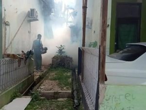 Cegah Dini Wabah DBD, Yonkes Divif 1 Kostrad Lakukan Fogging