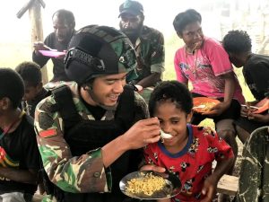Kebersamaan Dengan Masyarakat Papua Pegunungan, Prajurit Kostrad Makan Bersama
