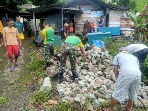 Kesulitan Rakyat Kesulitan TNI, Gotong Royong Renovasi Rumah di Sela-sela Penugasan