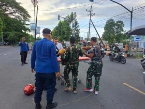 Aksi Heroik Prajurit 501 Bajra Yudha Selamatkan Warga Kecelakaan