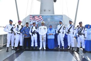 Danlantamal XII Pontianak Pimpin Upacara Tabur Bunga Di Laut Dalam Rangka HUT Dharma Samudera Diatas KRI Sembilang-850