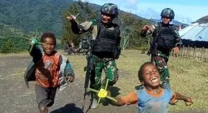 Penuh Keakraban dan Keceriaan, Anak Papua Bersama Prajurit Kostrad