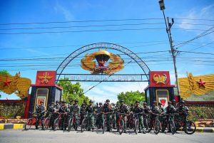 Buat Gempar Warga Madiun, Pasukan Kostrad Sasar Polresta Madiun Dengan Membawa Senjata