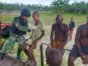 Kepala Kampung Agani Datangi Pos Yonif R 514 Kostrad, Butuh Bantuan Kesehatan Warganya