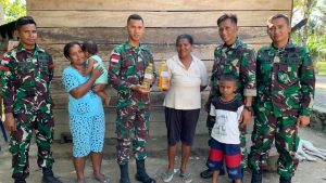 Manfaatkan Kelapa di Seram, Yonarmed 1 Kostrad Bekali Warga Membuat Minyak Kelapa