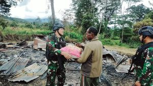 Derita Rakyat Derita TNI, Yonif R 321 Sumbang Pakaian dan Sembako