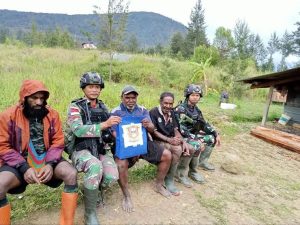 TNI Dicintai Rakyat Papua, Honai-Honai Nikmati Sembako Dari Prajurit Kostrad