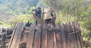 Bahu Membahu Bersama Warga Nduga, Bangun Rumah Adat