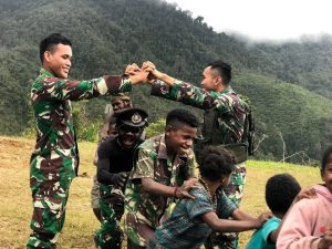 Ular Naga Binter di Nduga, Warga Papua Terhibur