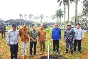 Danlantamal XII Bersama Gubernur Kalbar dan Sekjen KLH dan Kehutanan Laksanakan Penanaman Pohon di Halaman Pendopo Gubernur 