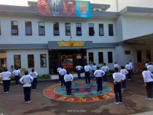 Prajurit dan PNS Lanal Bandung Ikuti Apel Khusus dan Olahraga Bersama