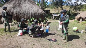 Pakaian Layak Pakai Dari Prajurit Kostrad, Masyarakat Jayawijaya Bahagia