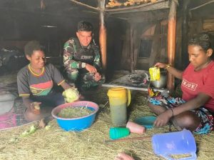 Masak Ala Prajurit, Masyarakat Puncak Papua Nikmati Masakan Prajurit