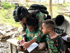 Berantas Buta Huruf di Papua, Yonif R 321 Kostrad Giatkan Belajar Generasi Muda Papua