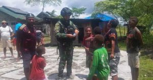 Sambangi Dapur Warga, Sembako Buat Warga Nduga Dari Prajurit Kostrad