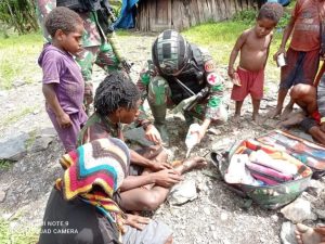 Pedalaman Papua Sehat, Pasukan Kostrad Blusukan Layani Kesehatan Warga