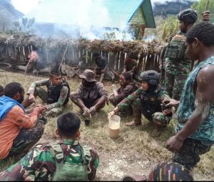 Di Kebun Penuh Keakraban, Prajurit Kostrad Turut Berkebun Bersama Warga Nduga