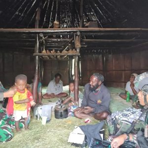 Kegembiraan Warga Terima Pakaian, Yonif R 30 Kostrad Bagikan Pakaian di Puncak Papua