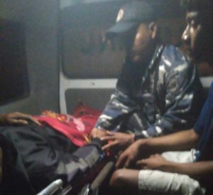 TNI AL Palembang Aksi Evakuasi 2 Orang Nelayan Setelah Perahunya Tenggelam di Perairan Riau