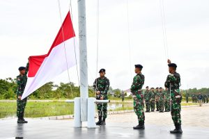 Aspotmar Danlantamal XII Pimpin Upacara Penaikan Bendera Merah Putih Di Markas Komando Lantamal XII