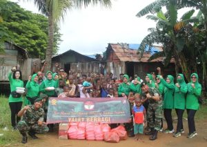 Wujud Kebersamaan dan Jalin Ikatan Batin Dengan Warga Merauke, Keluarga Besar Yonif R 755 Kostrad Bagikan Makanan