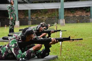 Kemampuan Menembak Modal Utama Prajurit, Kasdivif 1 Kostrad Brigjen TNI J. Binsar Parluhutan Sianipar Pimpin Latihan Menembak