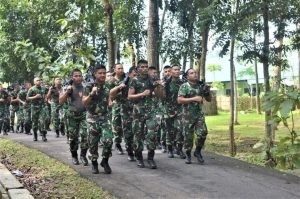 Dengan Senjata Melekat, Prajurit Raider 9 Kostrad Bina Fisik