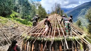 Dengan Segala Keterbatasan Berikan Yang Terbaik Untuk Rakyat, Prajurit Kostrad Gotong Royong Bangun Honai