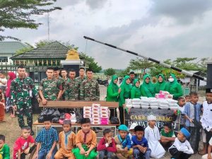 Berkah Di Hari Jumat, Keluarga Besar Yonif Mekanis 318 Kostrad Berbagi Makanan
