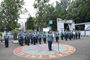 Prajurit dan PNS Lanal Bandung Ikuti Apel Khusus Pangkoarmada I