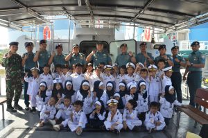 Kenalkan Dunia Bahari, Yayasan TK dan KB Asnur Kunjungi Mako Lanal Dumai dan KAL Tedung I-1-37